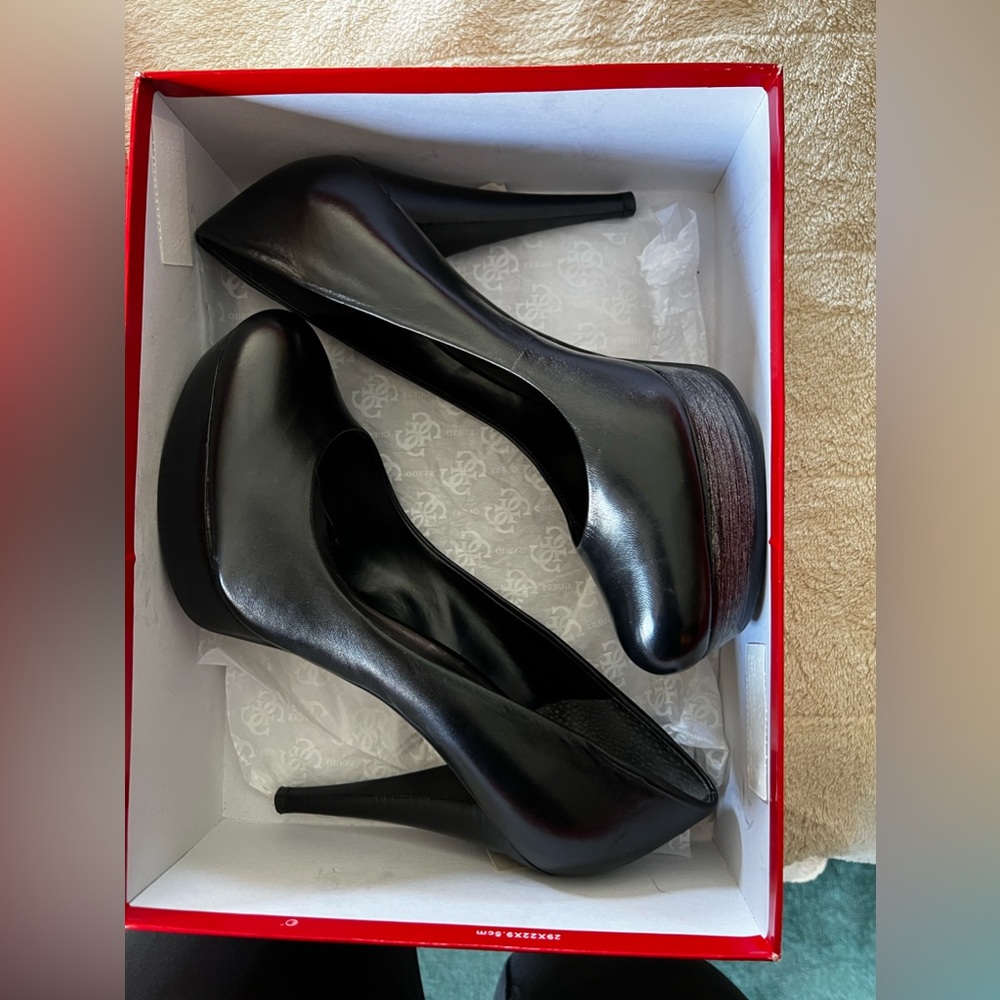 Black Guess size 10 shoe